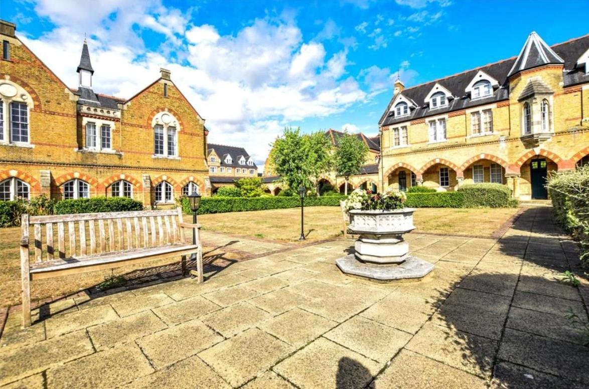 Pinewood Cottage Watford  Exterior photo